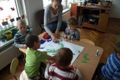 Biedronki poznają wiosenne kwiaty