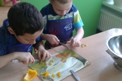 Krokodylki robią sałatkę na konkurs,,Wiosenny Masterchef\"
