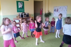 MALUCHY  TAŃCZĄ Z ZESPOŁEM ROZTAŃCZONA ÓSEMKA