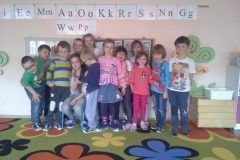 Nasza absolwentka czyta dzieciom