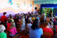 Przedszkolaki oglądają teatrzyk