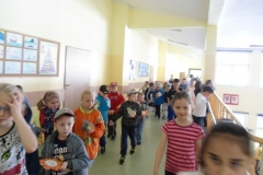 Przedszkolaki z PM 8 na lekcji w klasie pierwszej w  SP 4