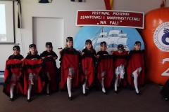 ROZTAŃCZONA ÓSEMKA NA FALI