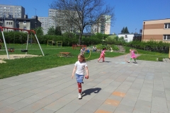 ZABAWY GR. VII W OGRODZIE Z MALUCHAMI