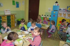 „Żuczki\" wykonują zdrowe kanapki